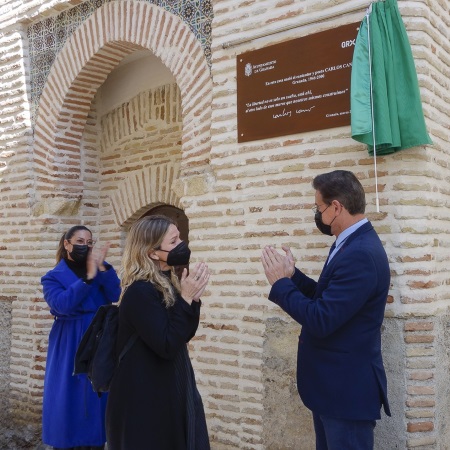 ©Ayto.Granada: GRANADA RINDE UN HOMENAJE A CARLOS CANO CON LA INSTALACIN DE UNA PLACA EN SU CASA NATAL DEL REALEJO  